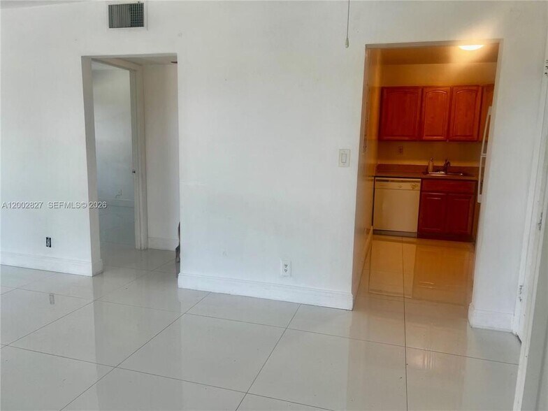 Building Photo - 405 S Pine Island Rd