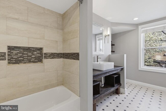 Building Photo - 513 Scott St