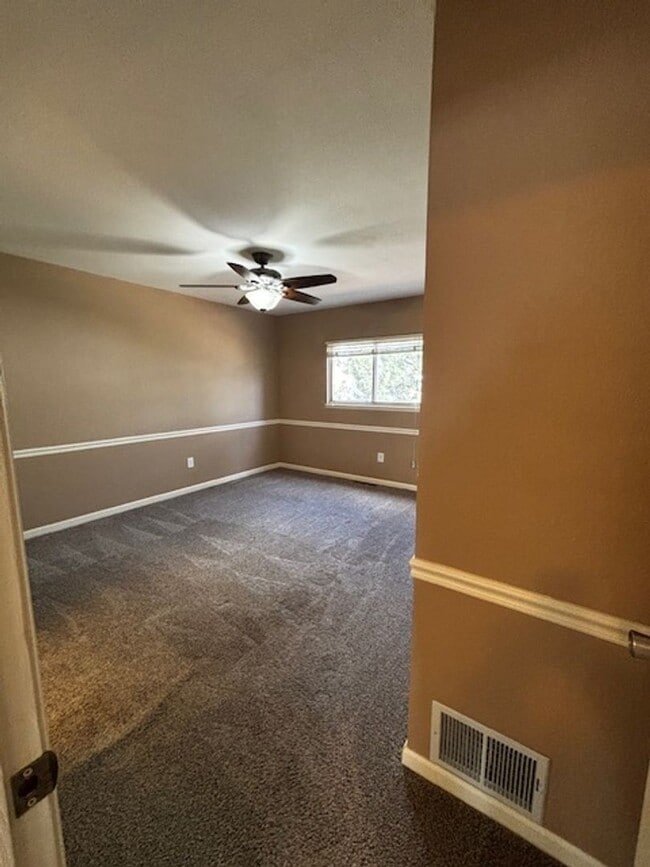 Building Photo - Cute 5 Bedroom 3 Bath Single Family Home