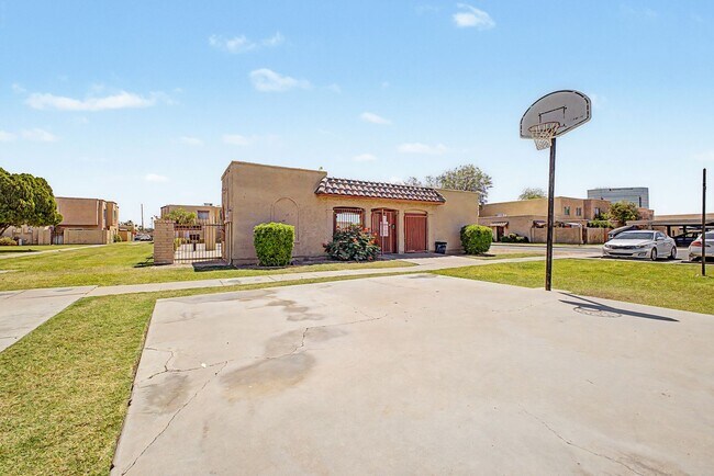 Building Photo - ***INCREDIBLE TOWNHOME with ALL appliances & water, sewer, trash INCLUDED!