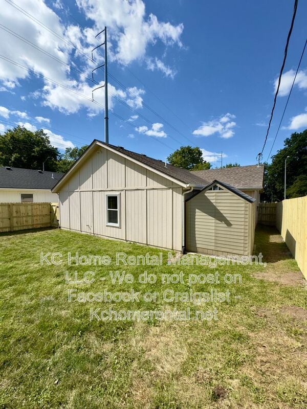 Building Photo - 8643 Melrose St