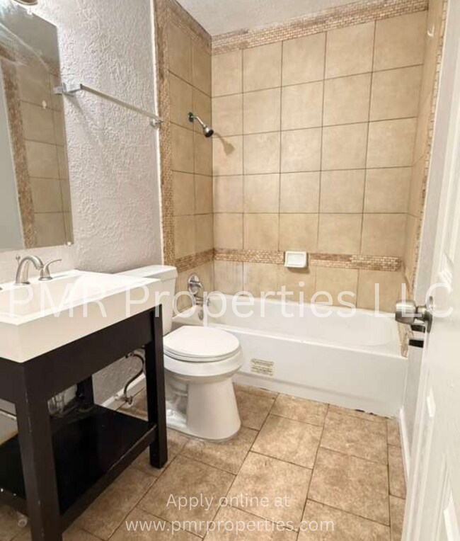 Building Photo - 3 Bedrooms / 2 Bathrooms House