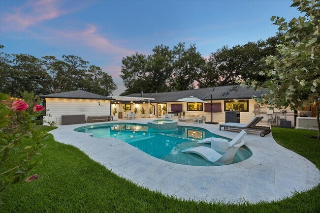 Building Photo - 8518 Westview Dr