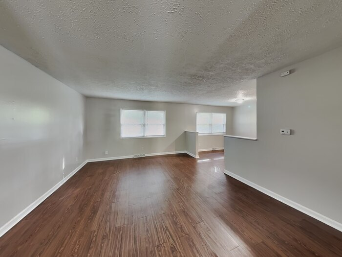 Building Photo - 323 Hillendale Dr