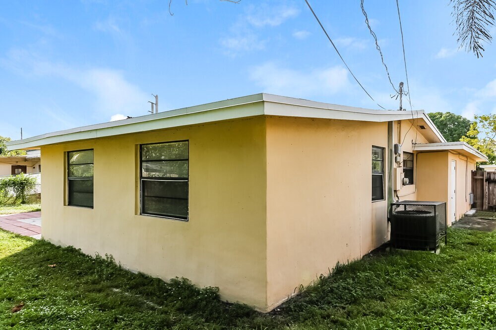 Building Photo - 570 SW 31st Ave