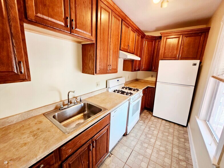 Building Photo - 243 Callender St