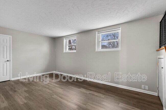 Building Photo - 348 S 5th St