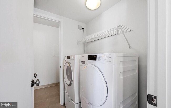 Building Photo - 11500 Fairway Dr