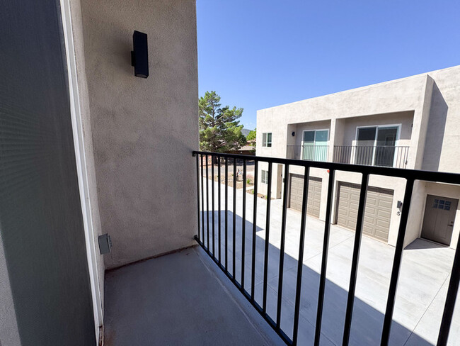 Building Photo - 3Bed/2.5Bath Townhouse in Sedona! $199 MOV...