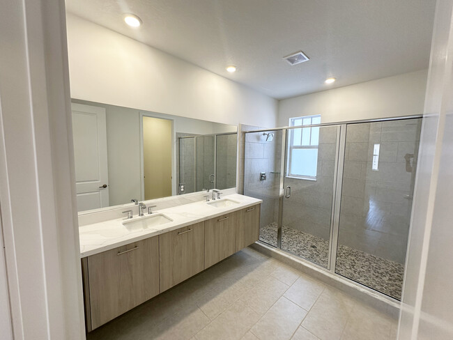 Building Photo - 12347 Green Oak Dr