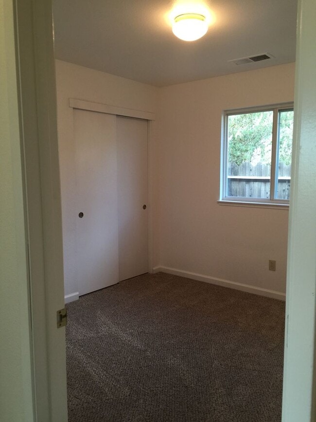 Building Photo - 3 Bedroom Home