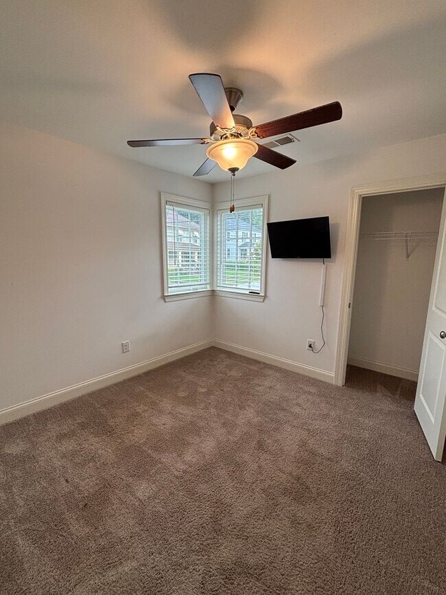 Building Photo - Beautiful Townhome for Rent