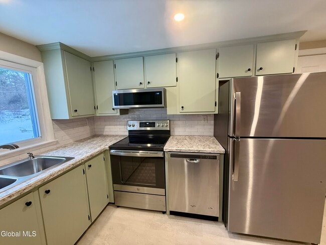 Building Photo - 2 Pinewood Ct