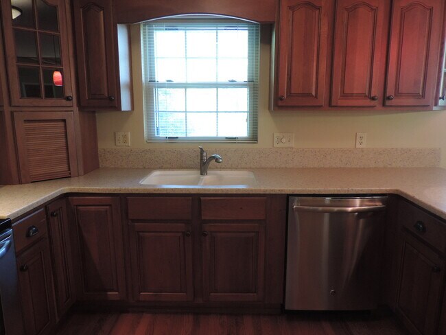 Building Photo - 404 Wintergreen Dr