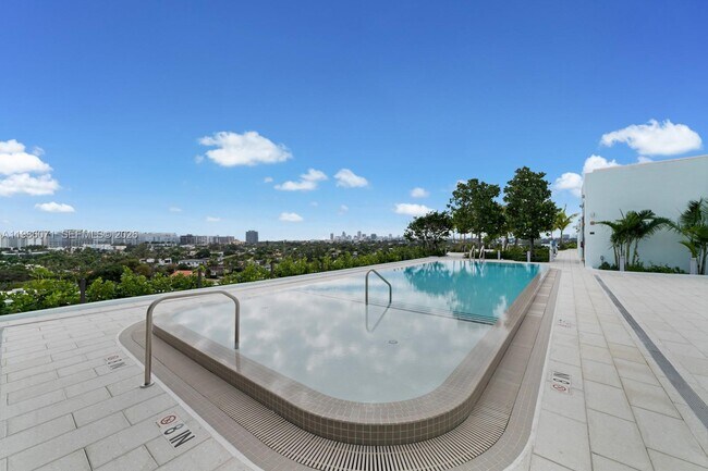 Building Photo - 9221 E Bay Harbor Dr