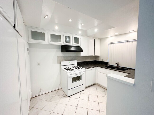 Building Photo - Townhome AVAILABLE NOW in Colton. 2 Bed / 2 Bath Floorplan  + Garage!