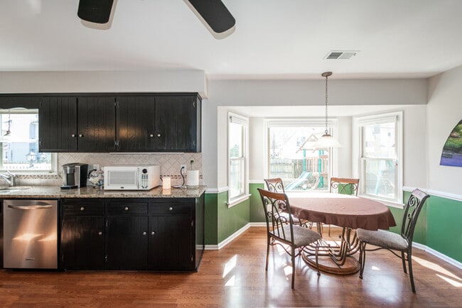 Building Photo - GORGEOUS 5 BEDROOM HOME LOCATED IN SALEM W...