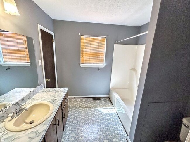 Building Photo - 4-Bedroom Home in a Convenient Location / ...