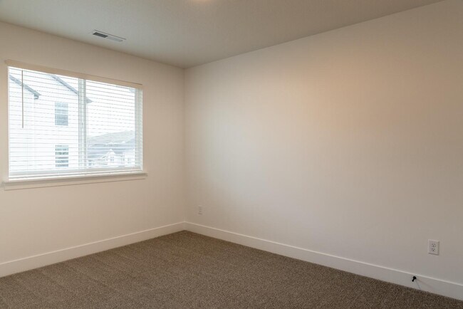 Building Photo - 878 Portman Wy