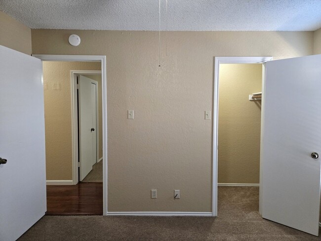 Building Photo - 3/2 Robinson Duplex