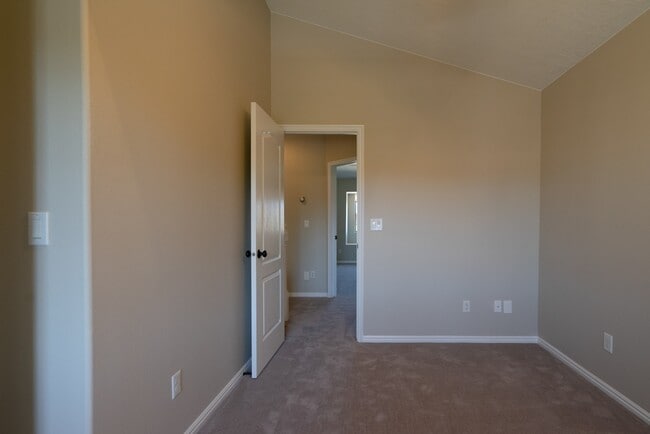 Building Photo - Spacious 6 Bedroom Home with a Balcony!