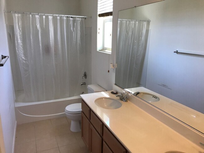 Building Photo - Beautiful East Davis home available Septem...