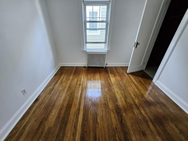 Building Photo - 824 Roosevelt Ave