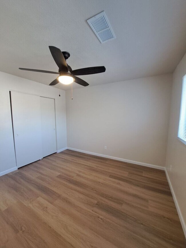 Building Photo - 546/550 E Polk St