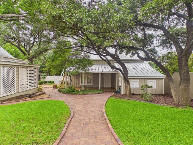 Building Photo - Charming 2BR/2BA with incredible storage in Fredericksburg, TX!