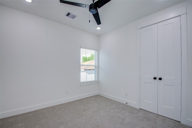 Building Photo - 3206 Live Oak St