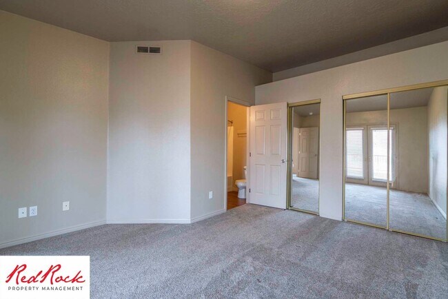 Building Photo - Dog Friendly! Great 2 Bedroom, 2 Bathroom ...