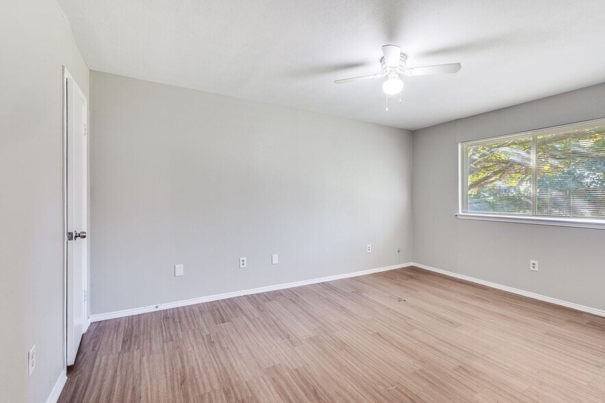 Building Photo - 2326 Newbury Dr