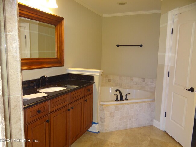 Building Photo - 120 Bay St