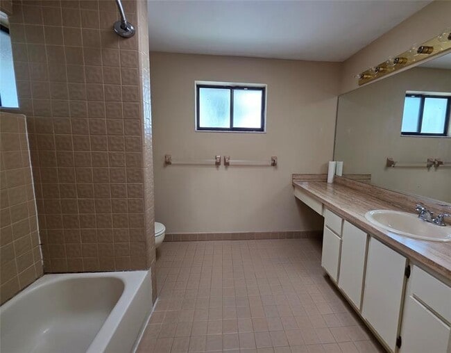 Building Photo - 817 SE 12th Ct