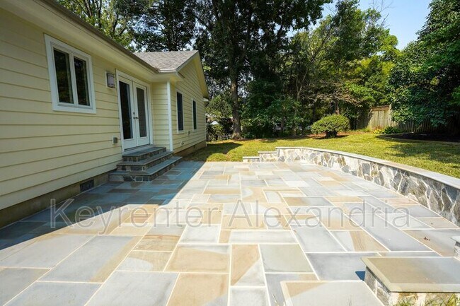 Building Photo - 906 Neal Dr