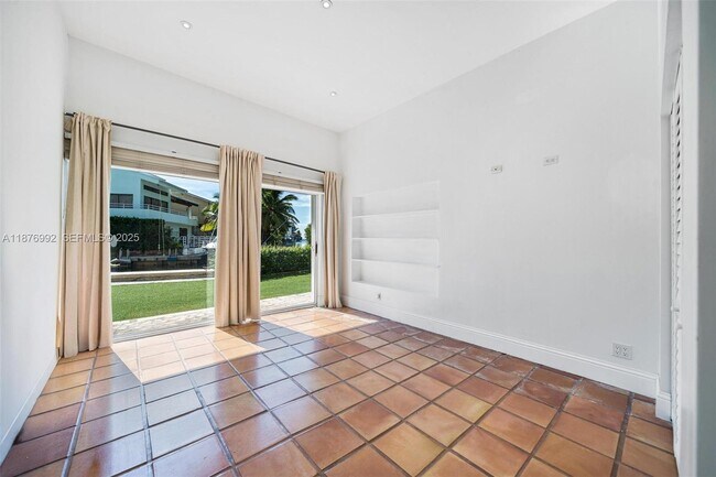 Building Photo - 2120 S Bayshore Dr