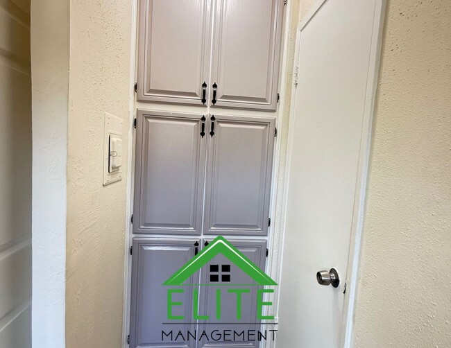 Building Photo - Charming and Updated Townhome in the Heart...