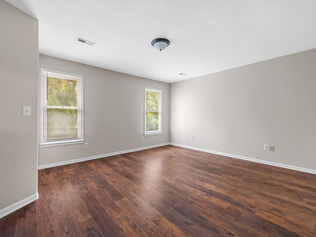 Building Photo - Cozy 3 Bedroom, 2.5 Bath Home with 2 Car G...