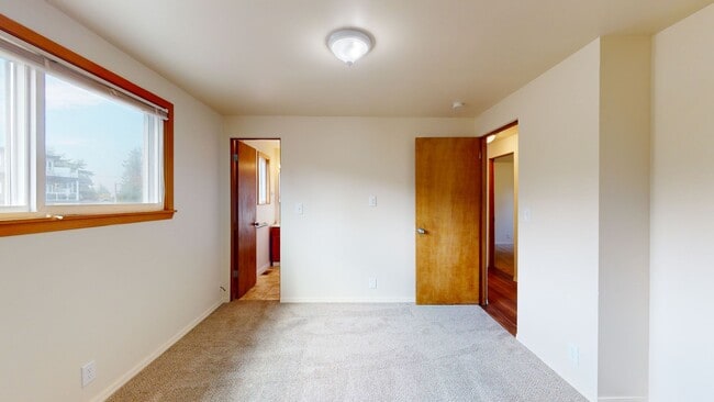 Building Photo - Location, Location, Location! - Four Bedroom house located minutes from Des Moines Waterfront