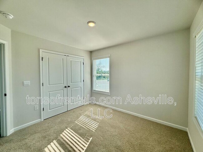 Building Photo - 216 Vly Breeze Rd