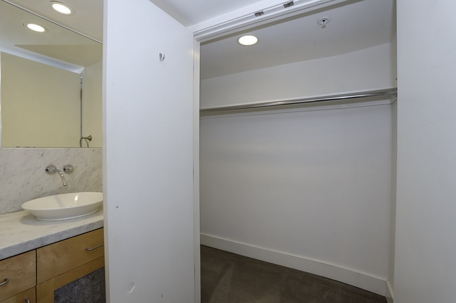 Building Photo - Luxurious Live/Work Loft in great DogPatch...