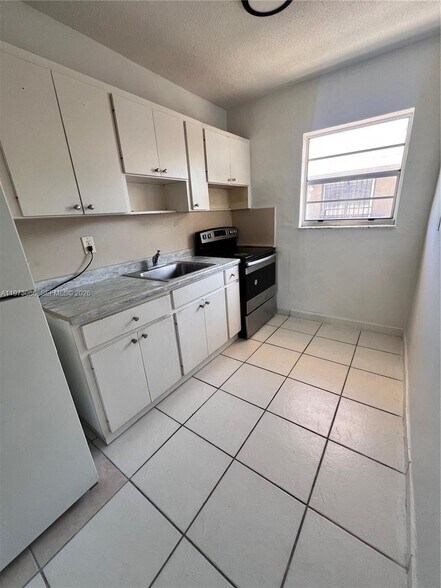 Building Photo - 608 SW 15th Ave