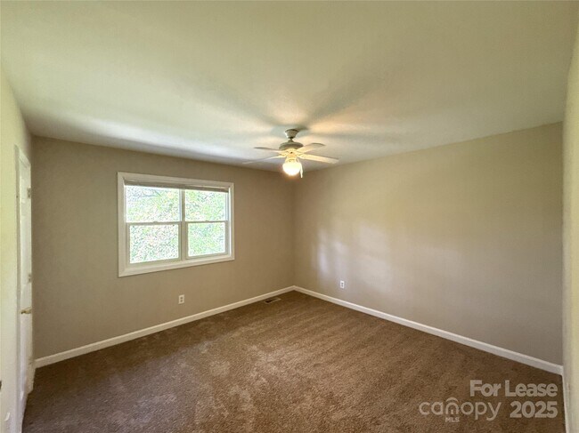 Building Photo - 1613 N Sharon Amity Rd