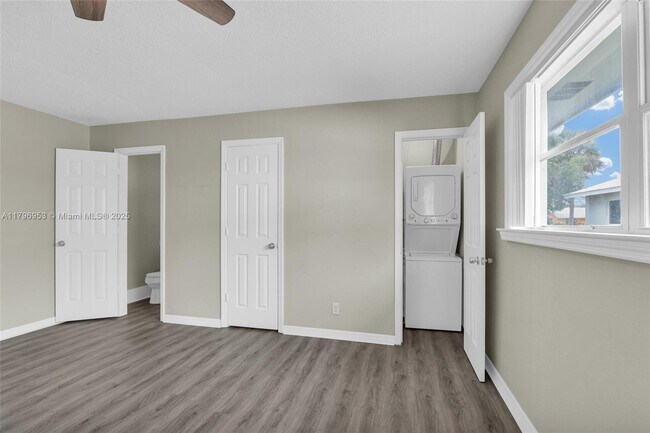 Building Photo - 588 Holly Dr