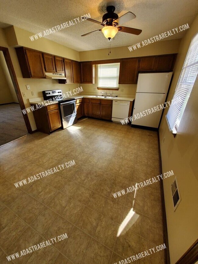 Building Photo - Spacious Duplex in Blue Valley-Available N...