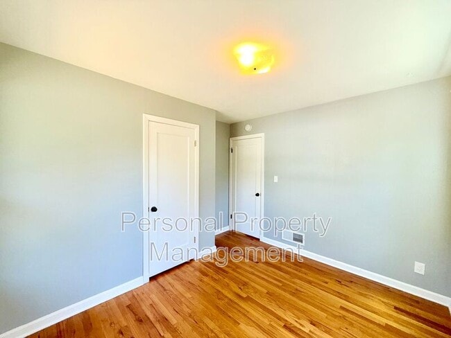 Building Photo - 4313 NE Valley View Ln
