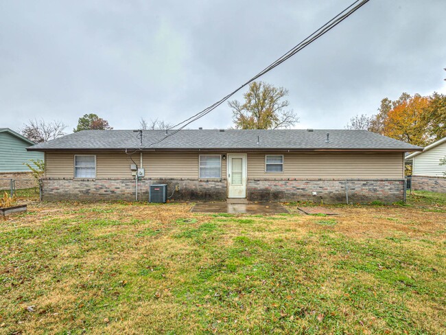 Building Photo - Adorable 4 bedroom home in the heart of Co...