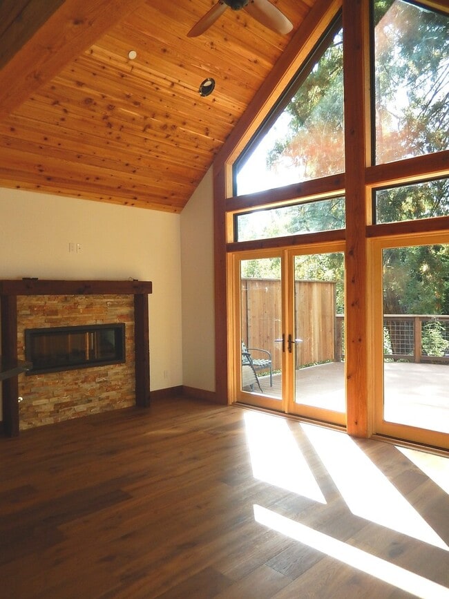 Building Photo - 1,188 Square Foot Recently built custom Cr...