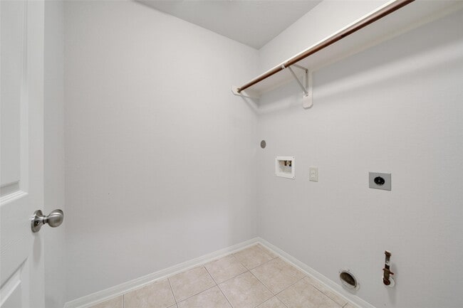 Building Photo - 19310 Young Oak St