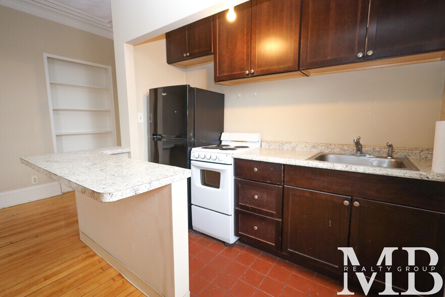 Building Photo - 465 Park Dr